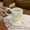 Свежие маленькие фрукты, чашка и блюдце 16 см