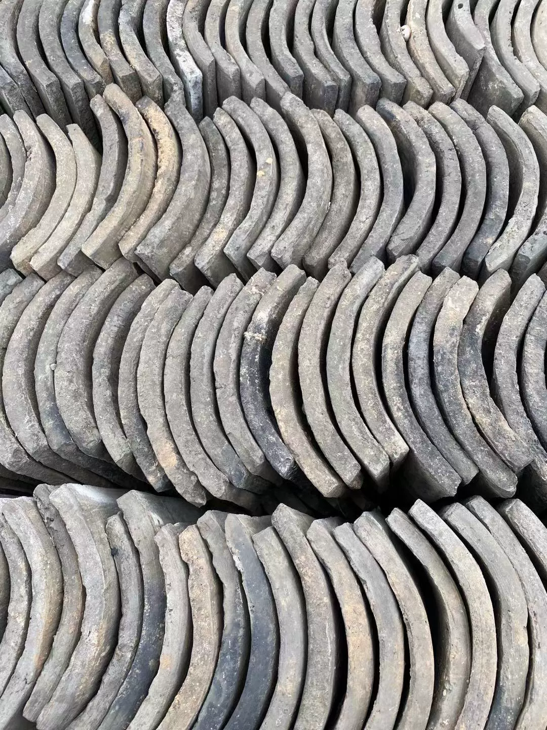 Продажа решеток с заземленными краями, нарезанные зеленые кирпичи, различные старые предметы, старая любовь, декоративный двор.