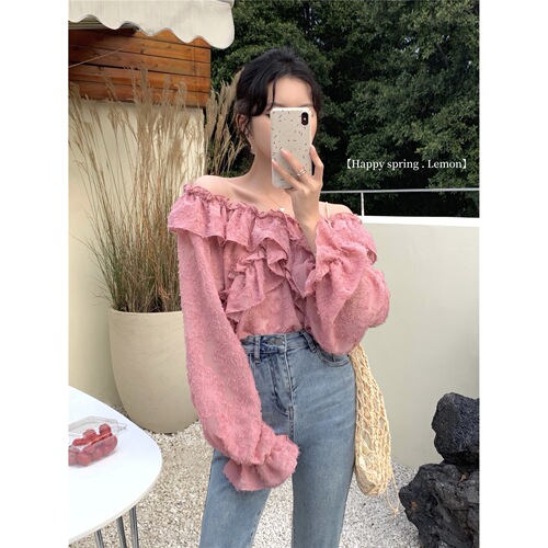 Designer ruffled-shoulder off-shoulder top for women—spring/summer new arrival, loose-fit, niche-style, figure-flattering long-sleeved shirt.