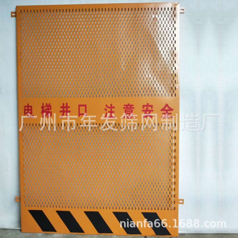 1.3*1.8米铁丝网护栏 楼层转料平台防护门 施工人货梯运料电梯门