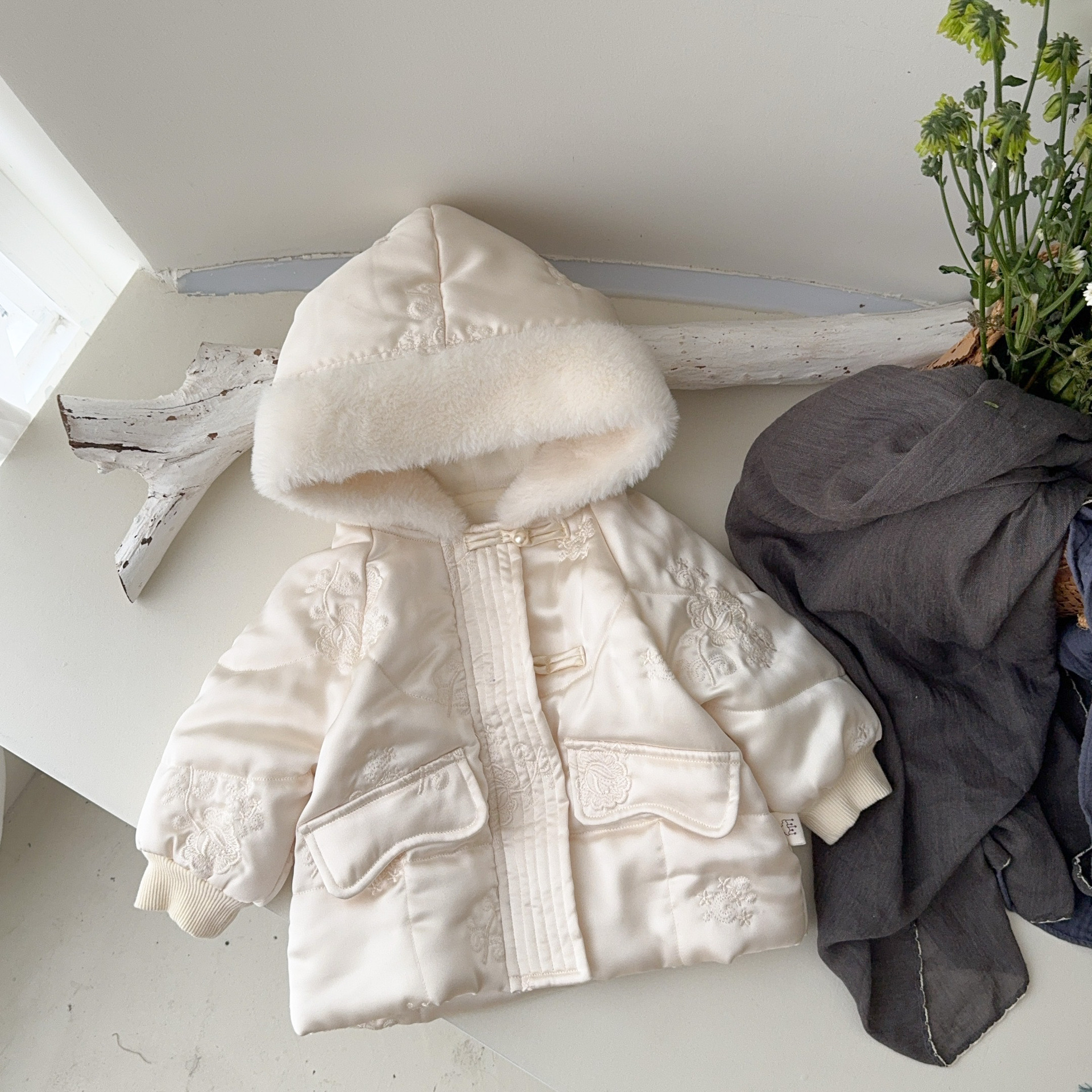 Chicas coreanas otoño e invierno más chaqueta con capucha acolchada de terciopelo chaqueta acolchada de invierno de bebé femenino más pantalones de terciopelo de dos piezas