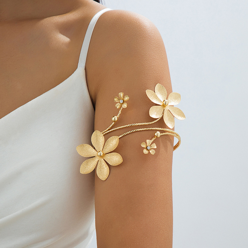 European and American Cross-Border Supply, Vintage French-Style Floral Arm Bracelet with Geometric Lines and Rhinestones, Upper Arm Bracelet for Women, Niche Design European and American Cross-Border Supply, Vintage French-Style Floral Arm Bracelet with Geometric Lines and Rhinestones, Upper Arm Bracelet for Women, Niche Design
