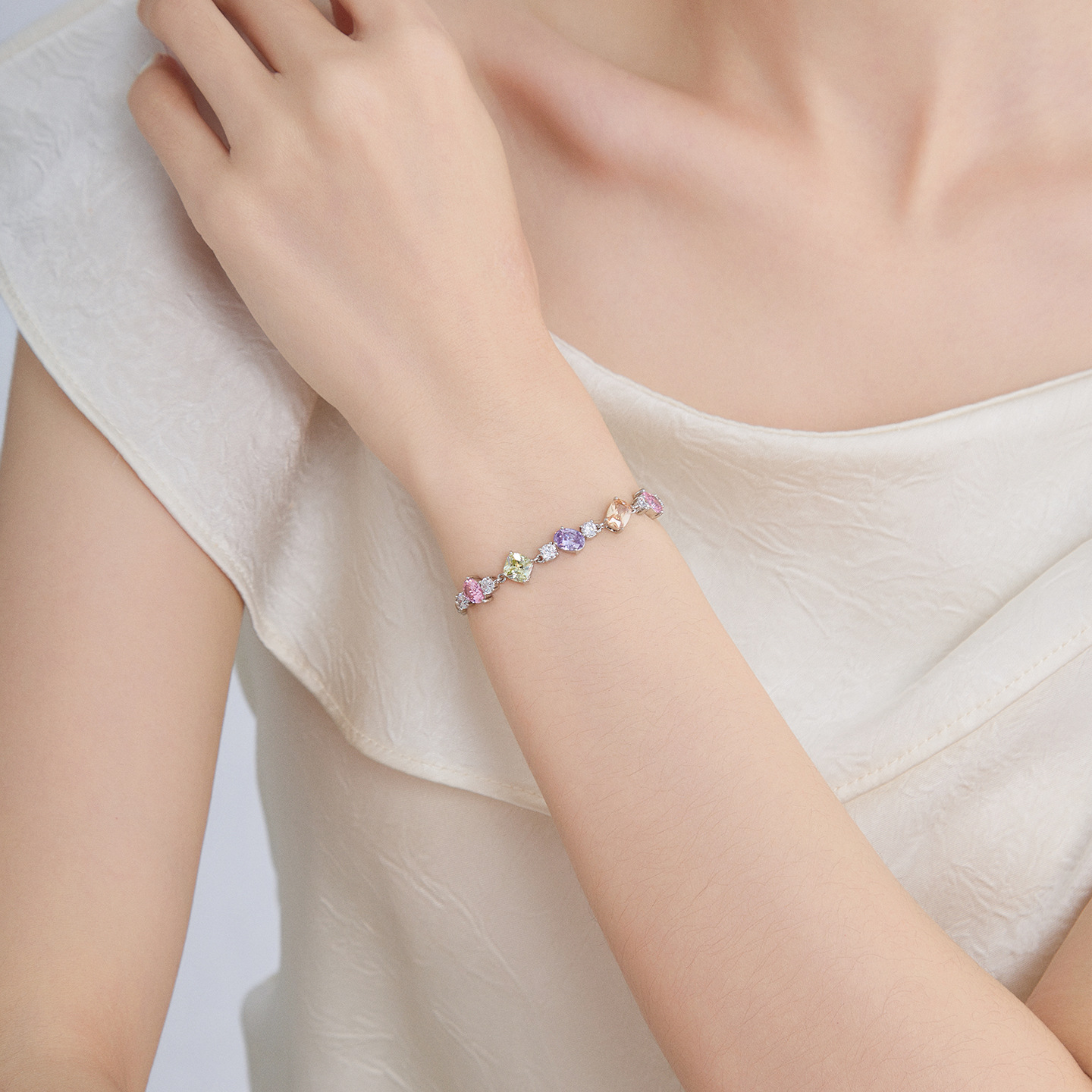 Xuping gemas artificiales de color incrustadas pulseras de dama de moda ligera lujosa sensación de diseño de verano suave joyas al por mayor