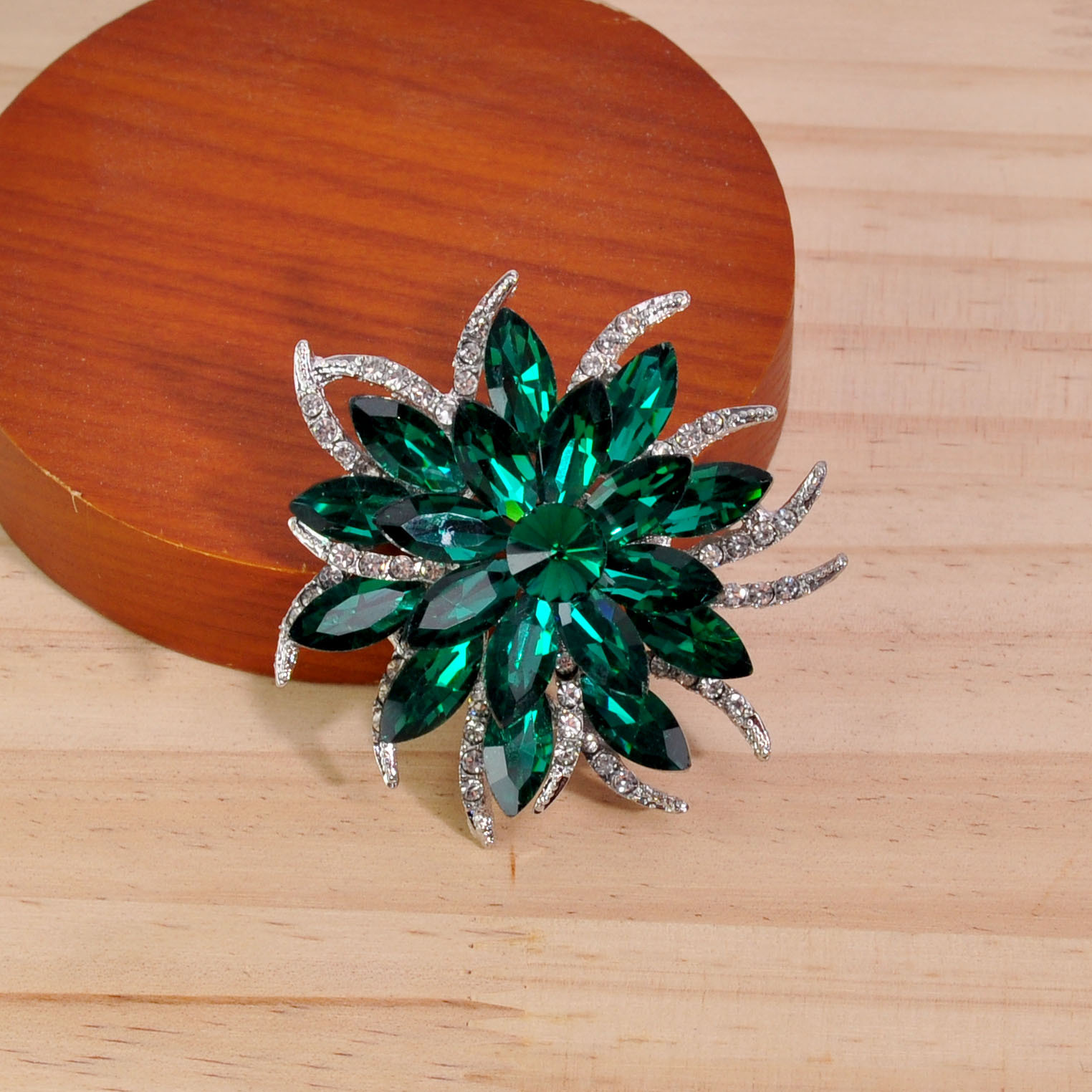 Spilla lotus con cristalli e strass per donna accessorio_voghion.com
