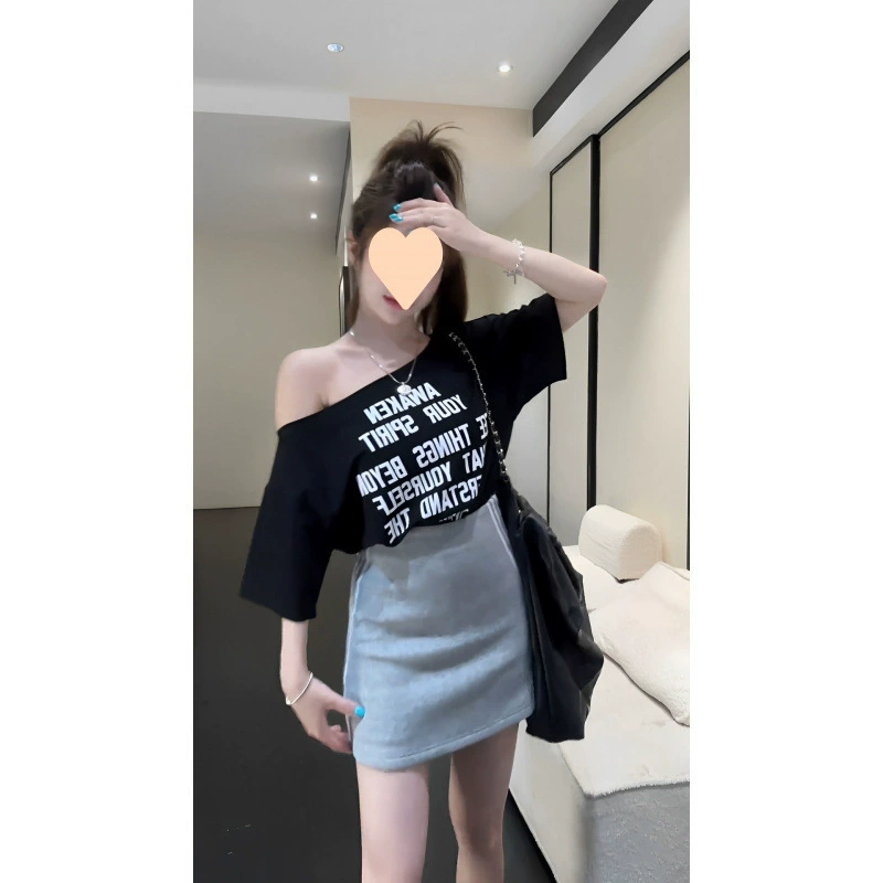 Черный топ с косыми плечами для женщин, корейский принт с буквами, лето 2025, новый стиль, свободный оверсайз топ