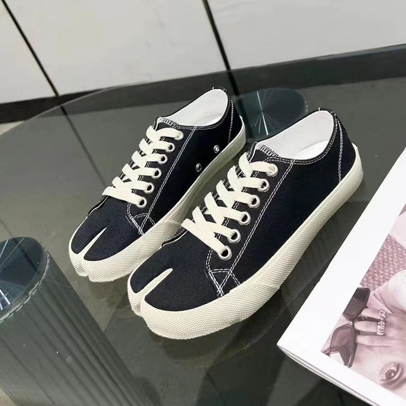 검정색 바탕에 흰색 글씨