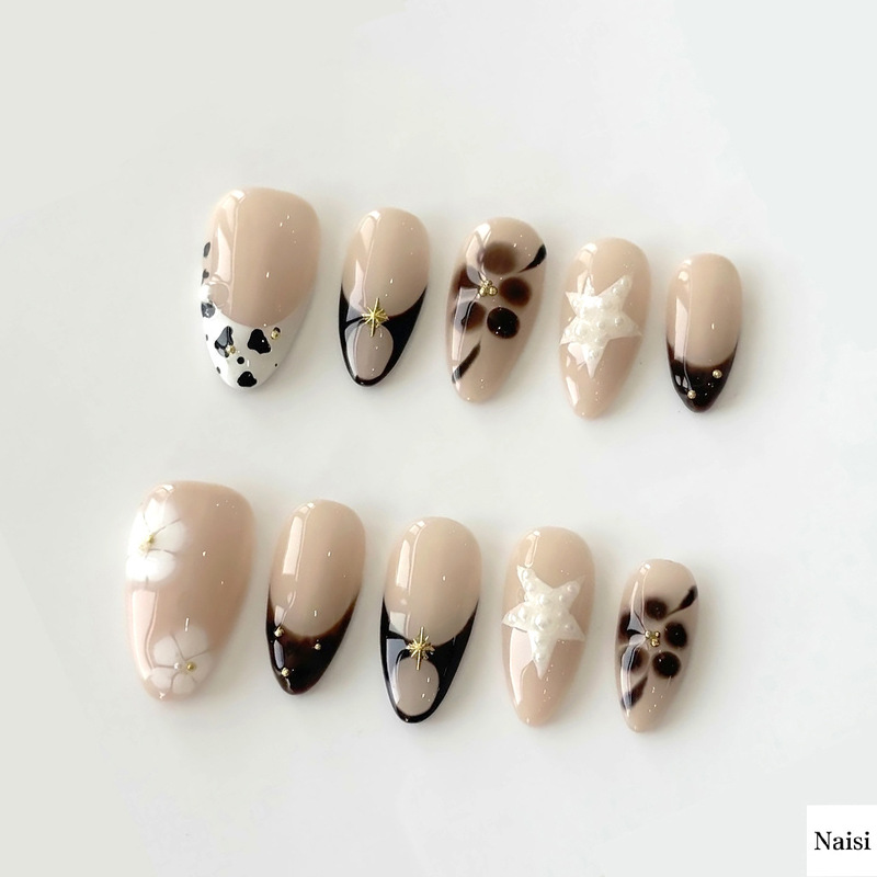 Short almond-shaped press-on nails with leopard print, three-dimensional carved designs, hand-applied rhinestones, and 3D manicure nail pieces Short almond-shaped press-on nails with leopard print, three-dimensional carved designs, hand-applied rhinestones, and 3D manicure nail pieces