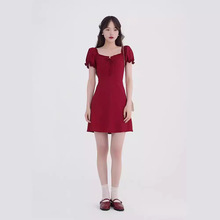 方领泡泡袖连衣裙女夏2024新款法式设计感收腰显瘦红色短款a字裙
