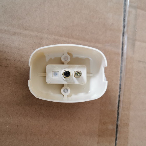 Un interruptor de pan al vapor, un interruptor de balancín americano, un interruptor de pared, un interruptor de baquelita marfil