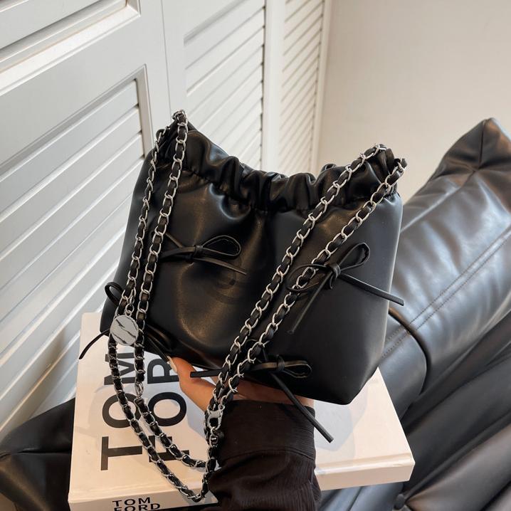 Bolsa de cubo de arco súper caliente para mujeres 2025 nuevo bolso de hombro de cadena universal de alta moda bolso de brazo