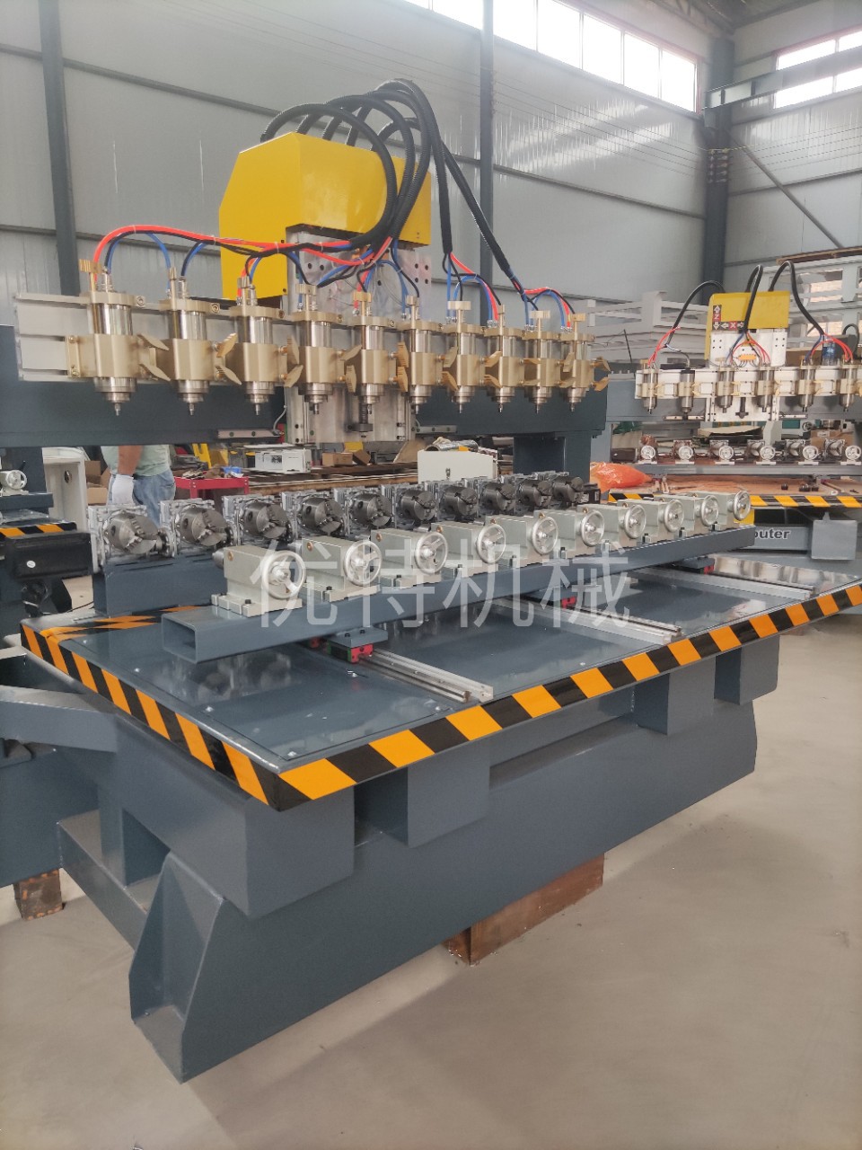 十头四轴圆雕机按摩木梳刮痧板雕刻机立体摆件四轴四联动雕刻机