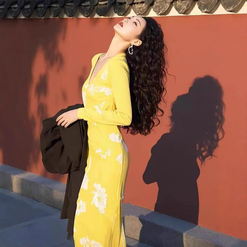 Yellow Slim-Fit V-Neck Printed Dress, New for Spring 2026, a Long Dress with a Variety of Styles for Important Occasions, Exuding a Mature and Alluring Charm
