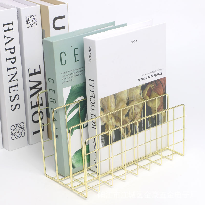 Nórdico de tres rejilla de hierro estantería creativa de metal libro De pie fábrica al por mayor de escritorio decorativo archivo rack de almacenamiento