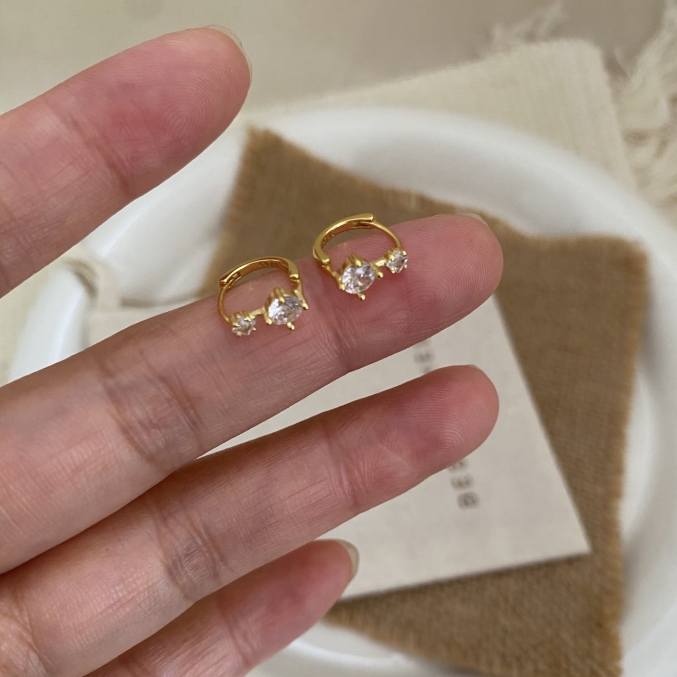 Gold Sparkling Diamond Earrings for Women, Exquisite and High-End Earrings, Simple and Versatile, Accessible Luxury Niche Design, Valentine's Day Gift for Girlfriend