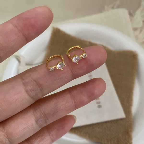 Gold Sparkling Diamond Earrings for Women, Exquisite and High-End Earrings, Simple and Versatile, Accessible Luxury Niche Design, Valentine's Day Gift for Girlfriend