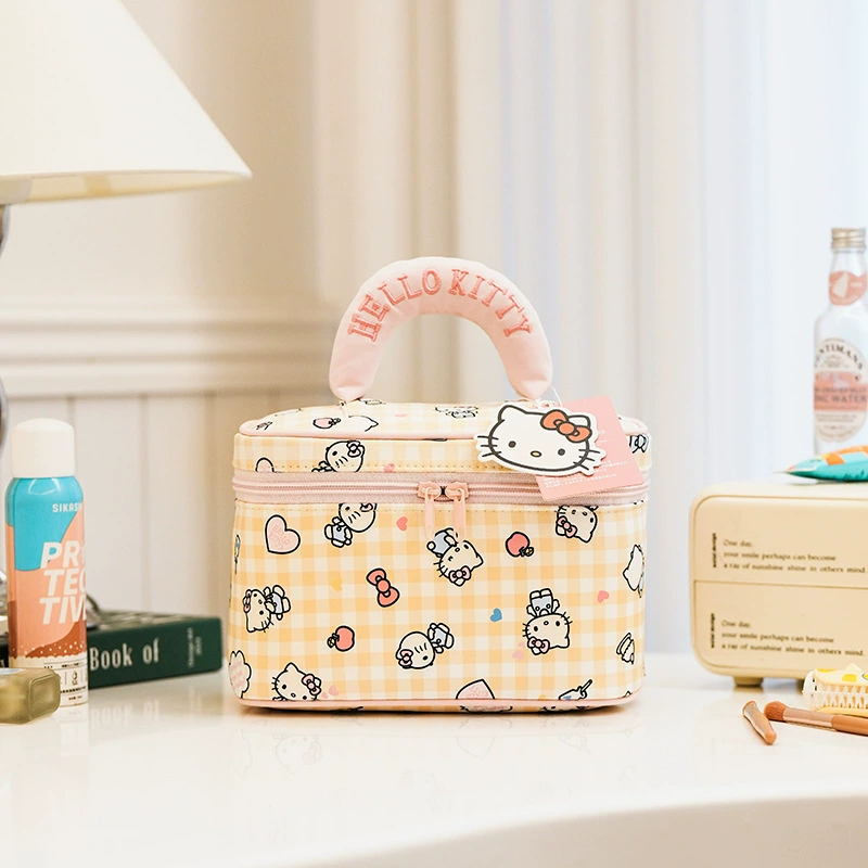Косметичка Sanrio стеганая с синтепоном-наполнением, просторная дорожная организация, рисунки с героями