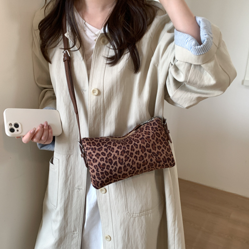 Transfronterizo 2025 invierno leopardo nuevo retro bolso de brazaleta de moda de mujer bolso de hombro de estilo extranjero bolso de transporte universal