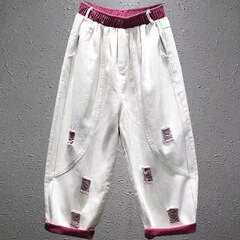 お父さんのワイドパンツ2025夏のカラーの穴が開いています。