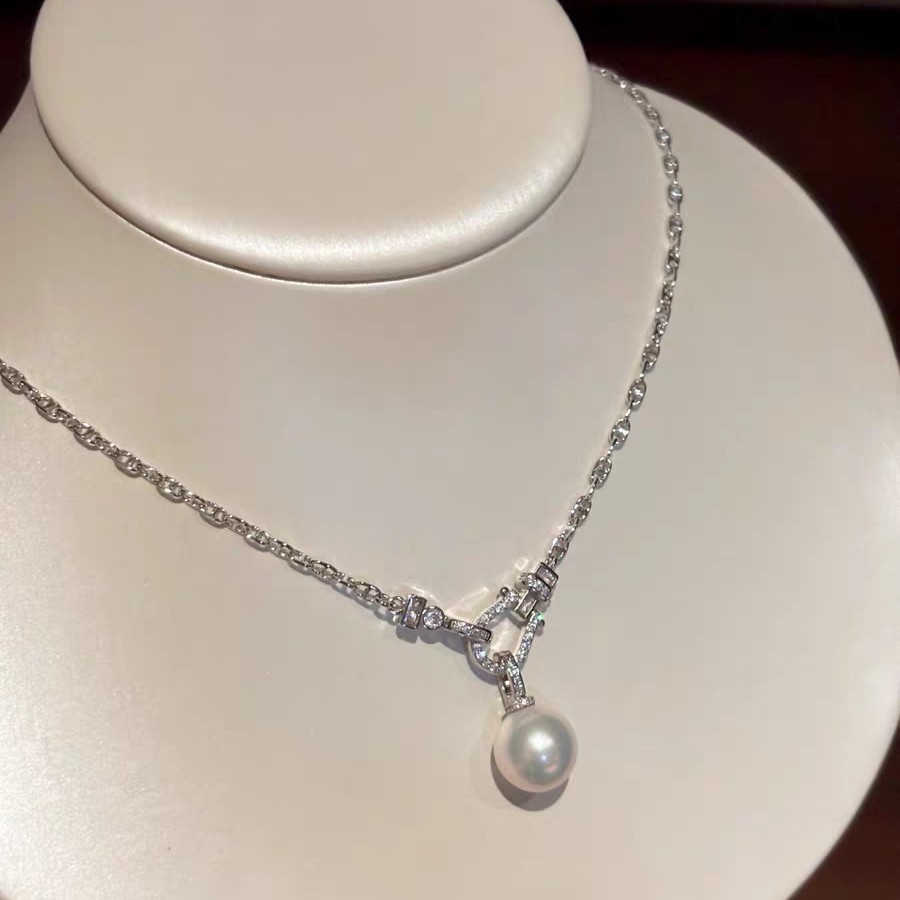 Exquisitely Crafted High-Quality Gold-Plated Full Diamond Horseshoe Necklace for Women with Natural White Pearls, Niche Clavicle Chain, Versatile and Light Luxury