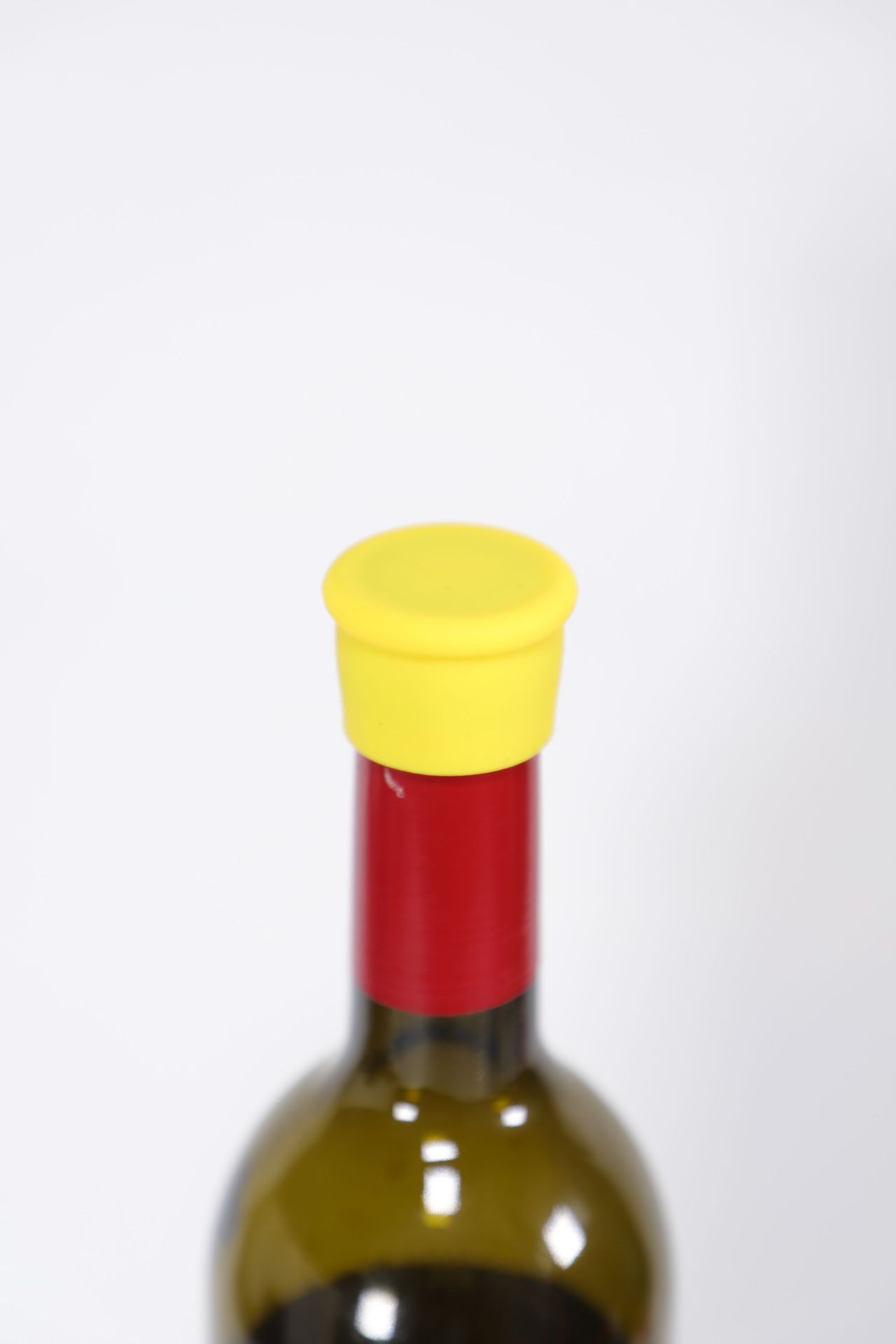 노란색 빨간색 뿌린 뚜껑