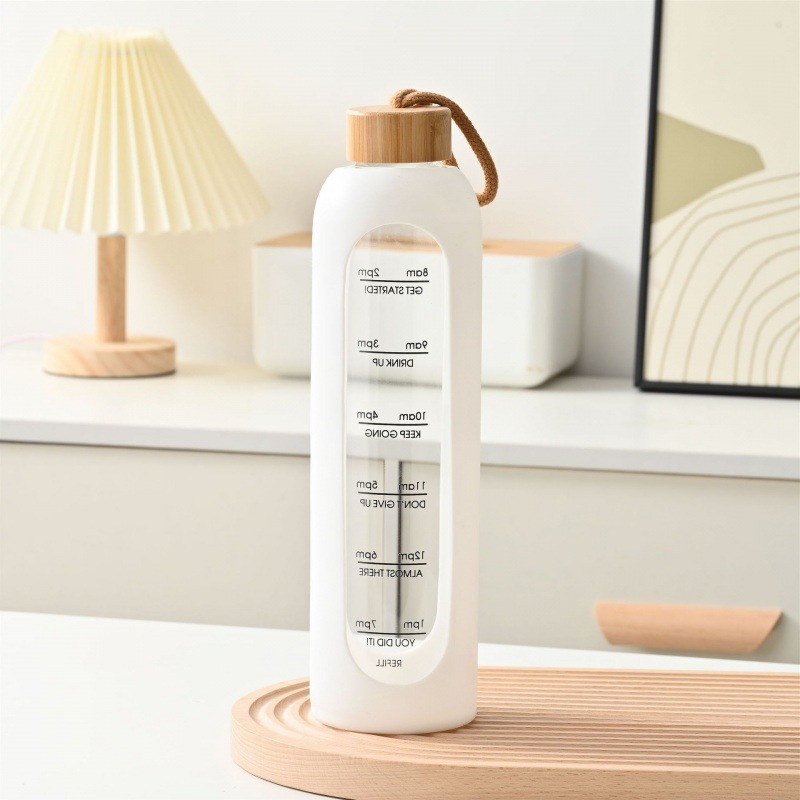 Taza de vidrio con tapa de bambú de gran capacidad transfronteriza, cuerda de elevación, cubierta de silicona portátil, taza de agua graduada, botella de agua deportiva de vidrio de alto valor