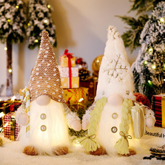 国境を越えた新しいクリスマス装飾のぬいぐるみの顔のない人形が明かりをつけて光るルドルフ公仔のショーウインドーの置物