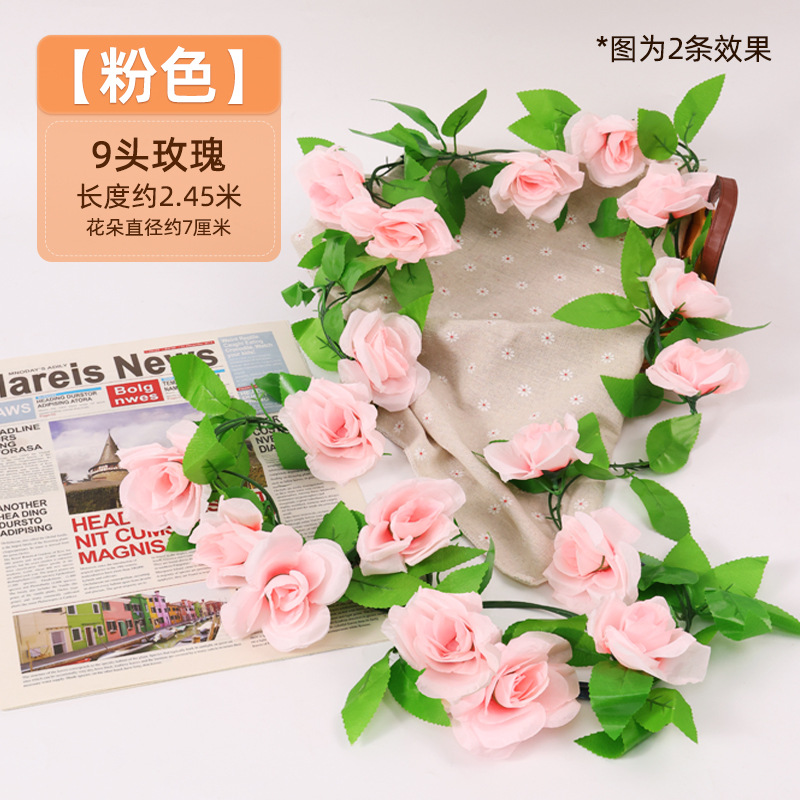 Simulación de flores falsas rosas de caña colgando la pared tubería de drenaje envuelta hoja verde que cubre la parte superior de la decoración de boda de plástico