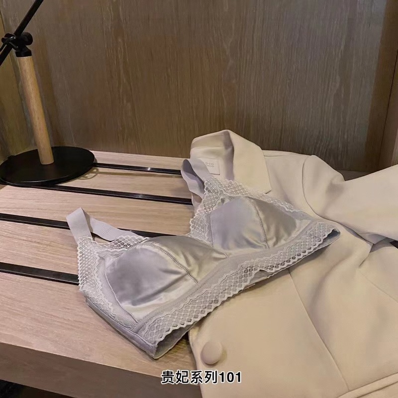 905下着の女性の大きい胸は小さくて、垂れ下がることを防止します。|undefined