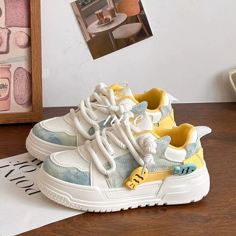 Модные белые кроссовки на толстой подошве в конфетных цветах для женщин, зимняя новинка 2025 года, универсальная спортивная обувь для студенток