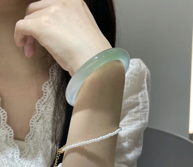 Vòng tay ngọc bích tự nhiên cao cấp màu xanh lá nhạt – đường kính trong 51–65 mm chi tiết 2