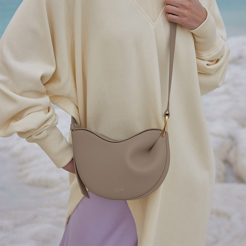 La explosión transfronteriza del bolso de guisante francés poeive 2025 nuevo diseño de nicho bolso de mujer de cuero de hombro bajo la axila