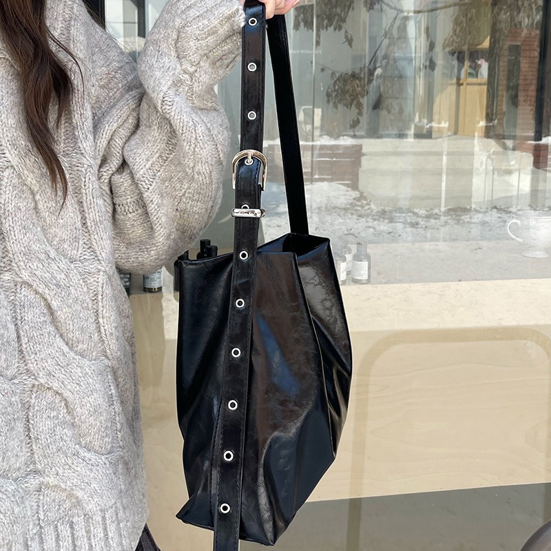New Black Soft Leather Large Capacity Commuter Leisure Tote Women's Korean Fashion One Shoulder Crossbody Bag_voghion.com