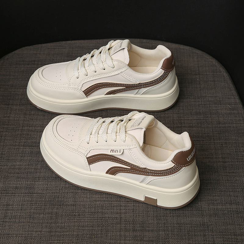Pequeños zapatos blancos para mujeres 2025 nuevo otoño delgado transpirable de suela gruesa estudiantes deportivos con falda de altura zapatos de skate casuales