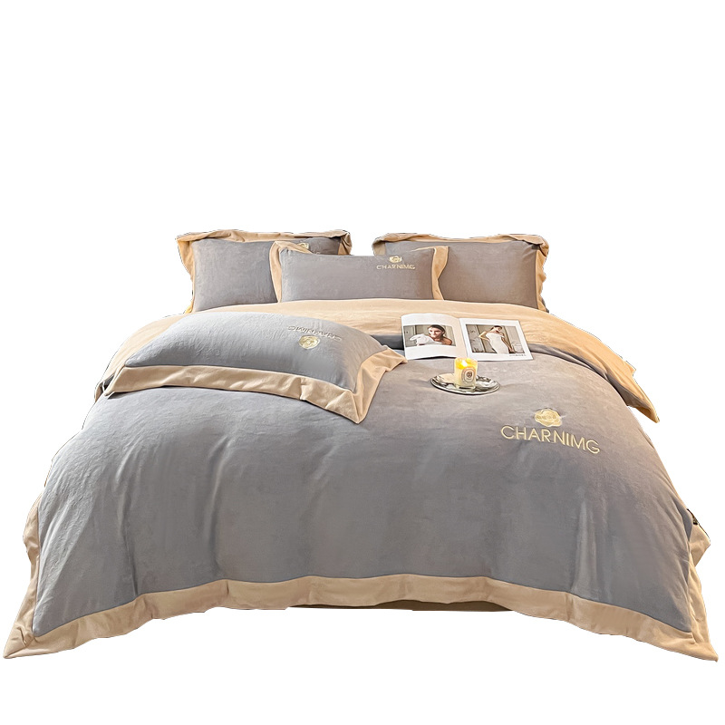 Fábrica engrosada de peluche de leche de peluche de cuatro piezas cubierta de edredón de coral bordada cubierta de invierno cálido de franela de tres piezas