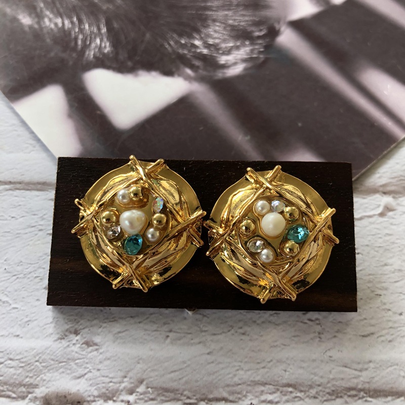 Retro Geometric Pearl Diamond Earrings Wholesale Nihaojewelry display picture 3