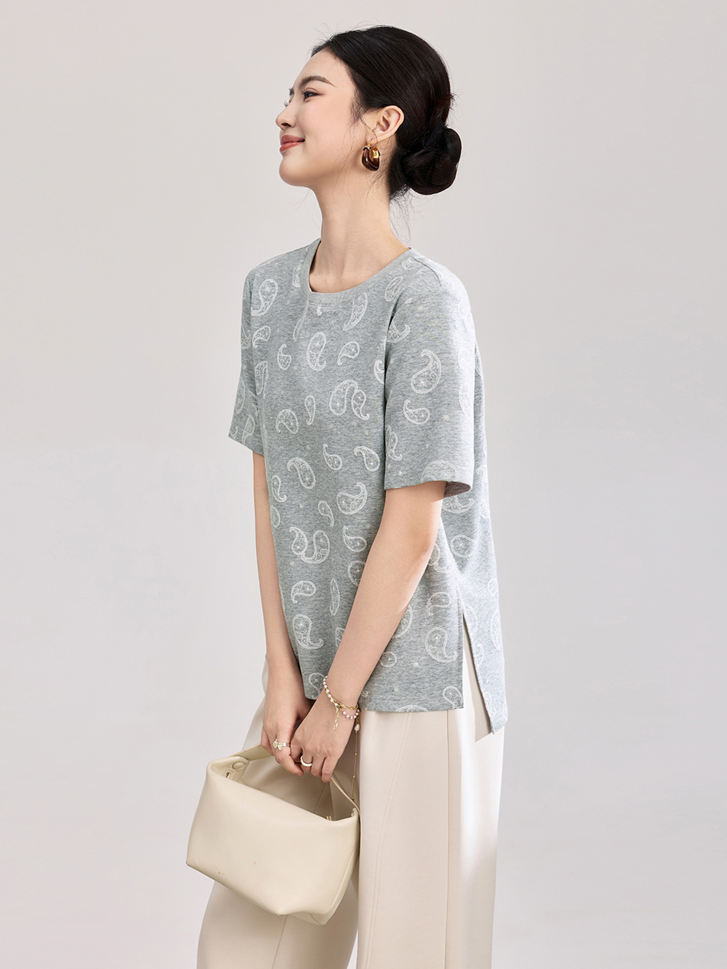 Áo thun nữ tay ngắn cổ tròn họa tiết hoa đốt, xẻ tà hai bên — màu trắng