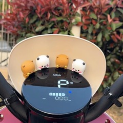 電気自動車スクリーンディスプレイ装飾品、かわいいクマの車のアクセサリー、女の子用バッテリーカーステッカー