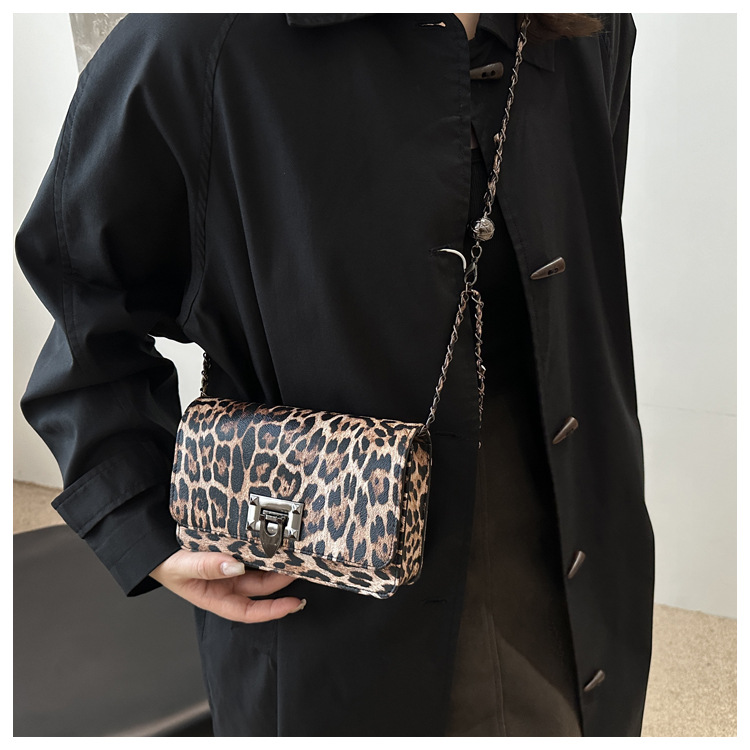 Cross-border women's bag 2024 New leopard print underarm bag, Korean style fashionable and trendy chain single-shoulder bag, riveted crossbody bag undefined