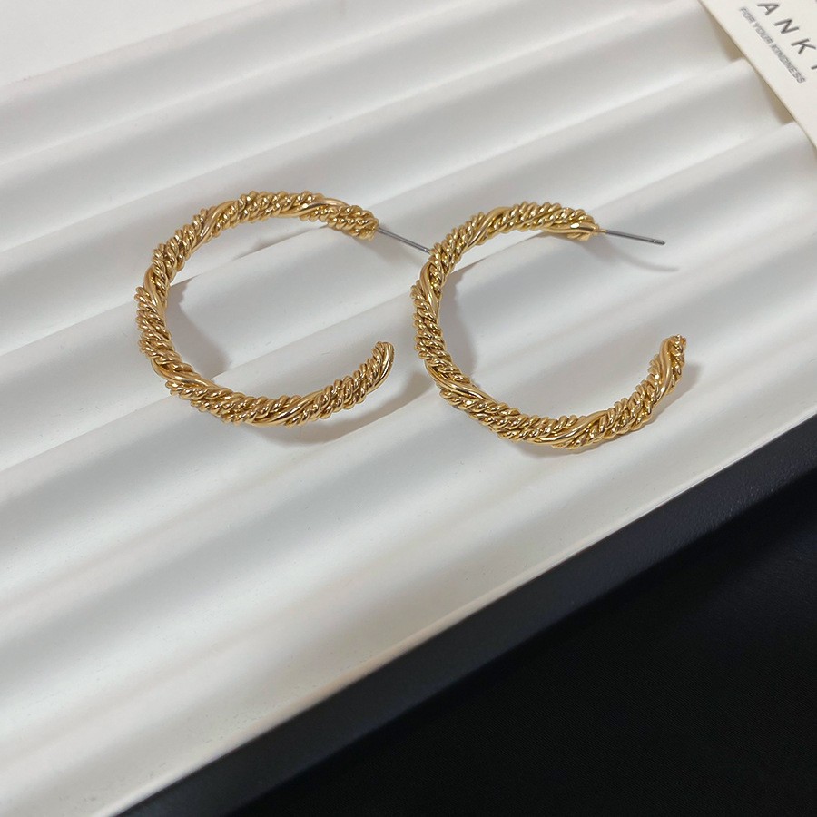 Pendientes geométricos de anillo simple de nuevo estilo transfronterizo de aguja de plata, sentido de diseño, pendientes de lujo simples y ligeros, pendientes de sentido de alta gama de moda al por mayor