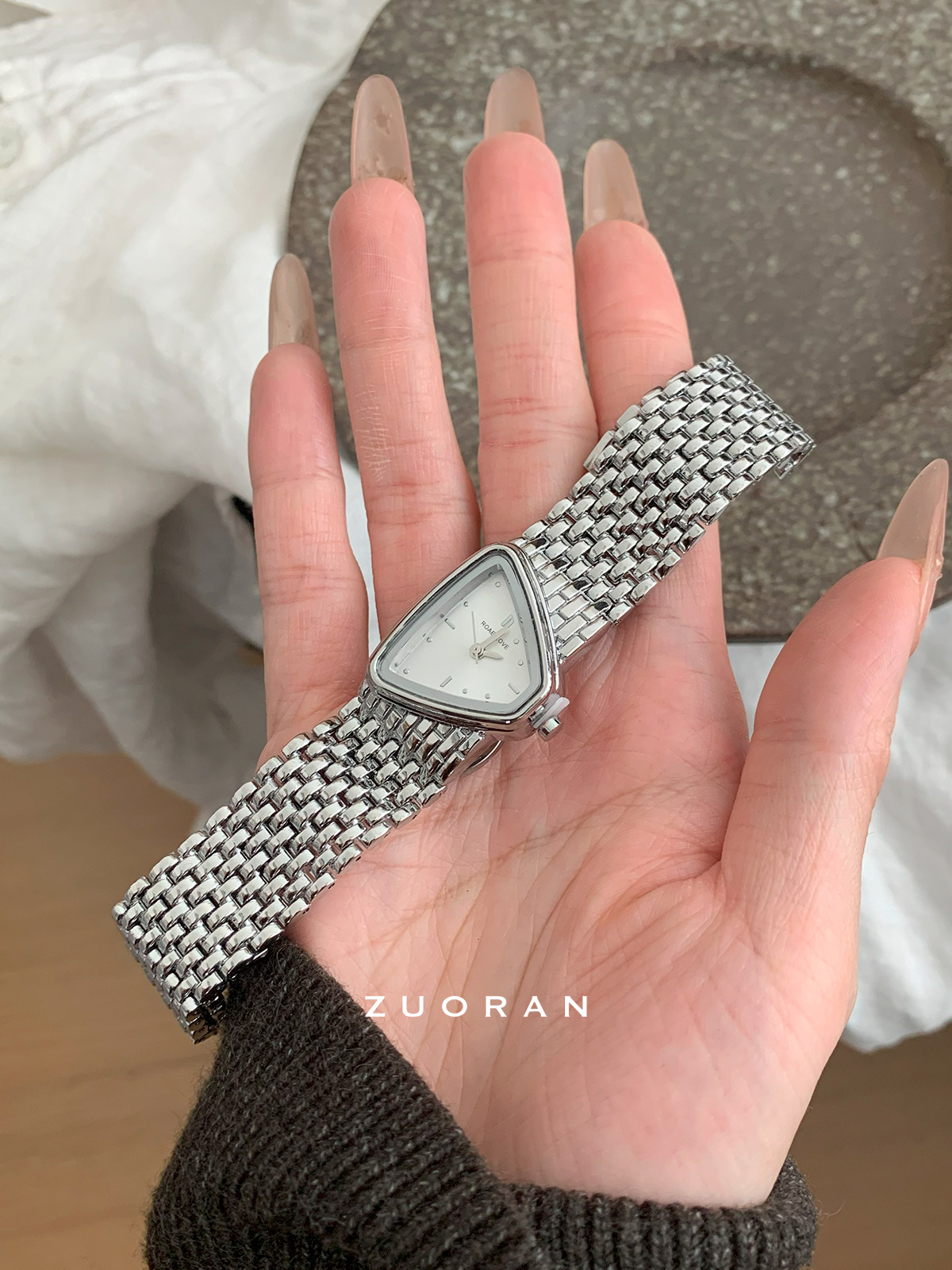ZUORAN軽豪華高級感異形文字板銀色精緻気質百合通勤女性石英腕時計O45