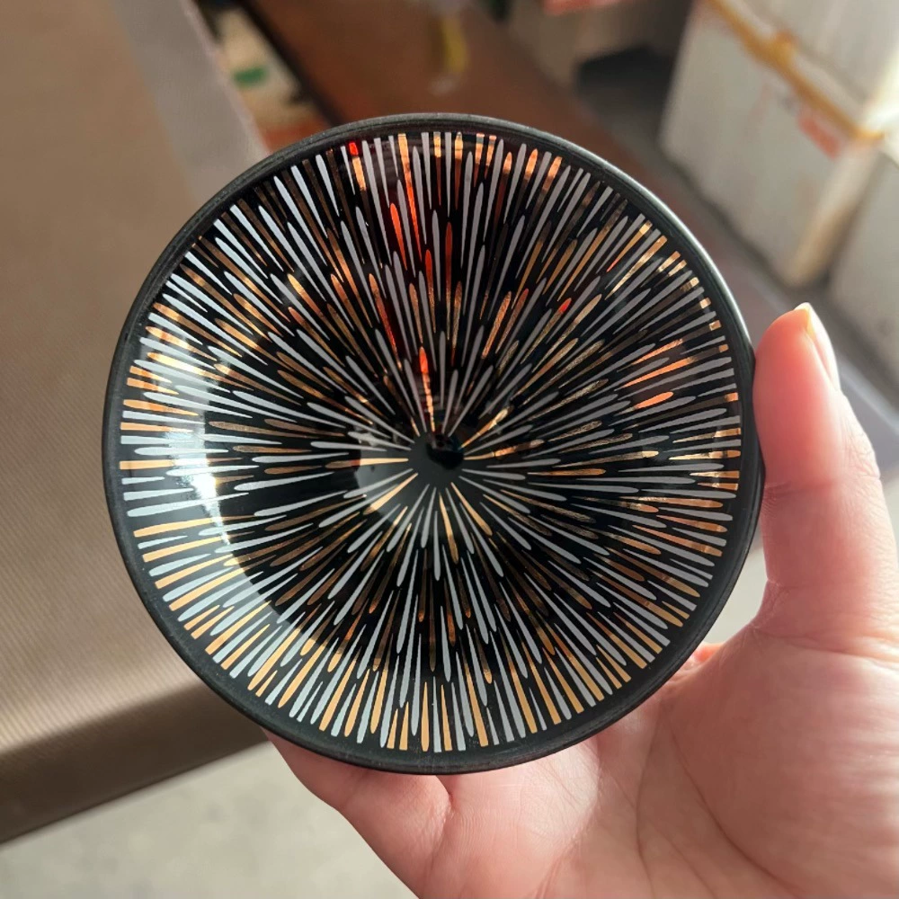 Метеоритный дождь строит черный золотой рисунок серебряного ведра