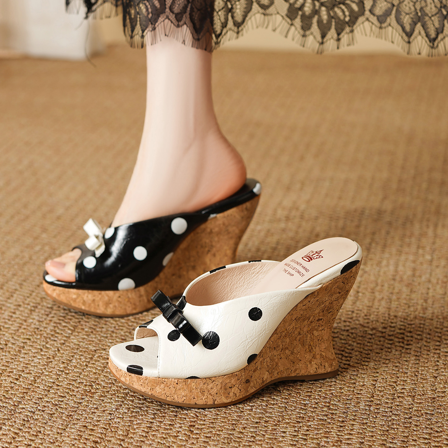 Sandal hở mũi nữ gót xuồng cao 9 cm, quai ngang đính nơ bướm chấm bi, đế dày — màu đen, màu trắng ngà