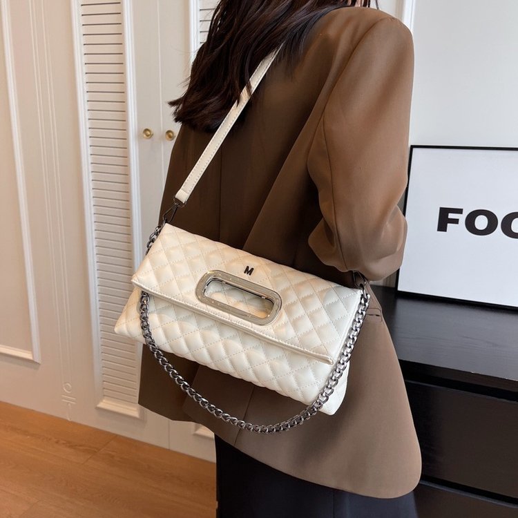 Kleine luxuriöse Klapp-Ohrtasche für Damen 2024 neue Mode-Umhängetasche hochwertige Unterarmtasche mit Diamantkette_voghion.com