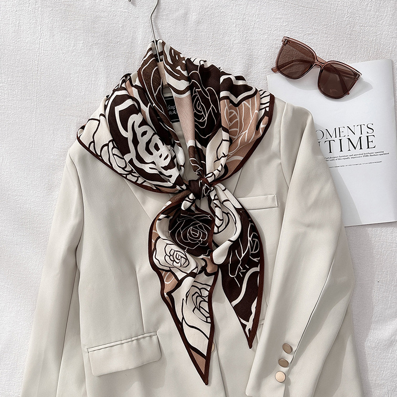 Moda mente regalo de otoño estilo retrógrado toallas de impresión triangular temperamento elegante con rosa impresión chal
