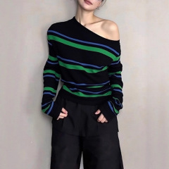 2025秋季轻奢小众不撞款上衣减龄斜露肩绿色条纹打底针织衫女