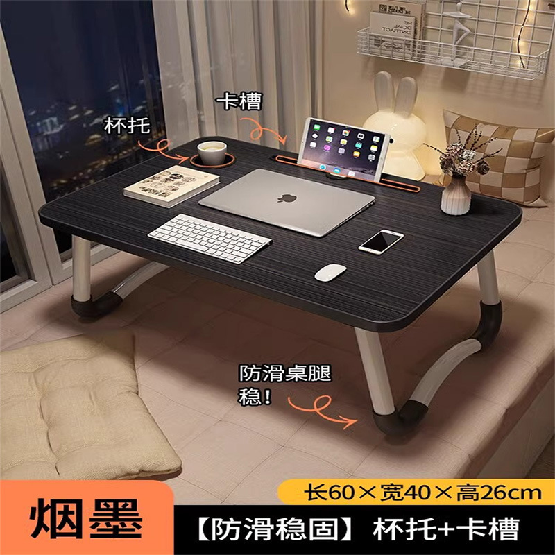家庭用のノートパソコンの机が窓をはねています。|undefined