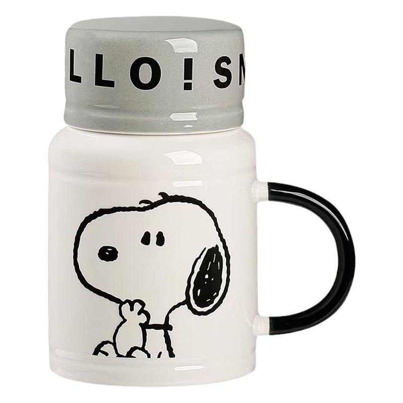 Auténtica licencia Snoopy cerámica taza pequeña fresca de dibujos animados con tapa de taza de hervidor de agua acompañante de regalo taza de alto valor de cara