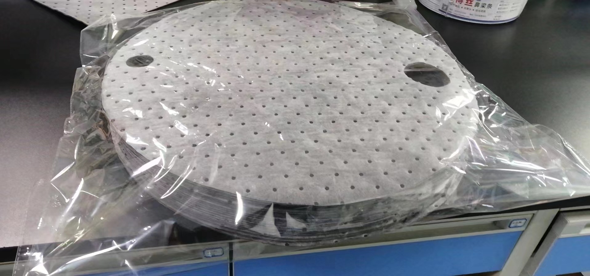 Alfombrilla para bidones de aceite de 55 galones que absorbe rápidamente el aceite de motor y el aceite hidráulico, alfombrilla para bidones de aceite blanca y gris, alfombrilla absorbente de aceite.