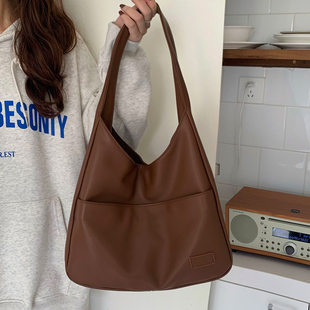 Demi-season capacious shoulder bag, fashionable one-shoulder bag