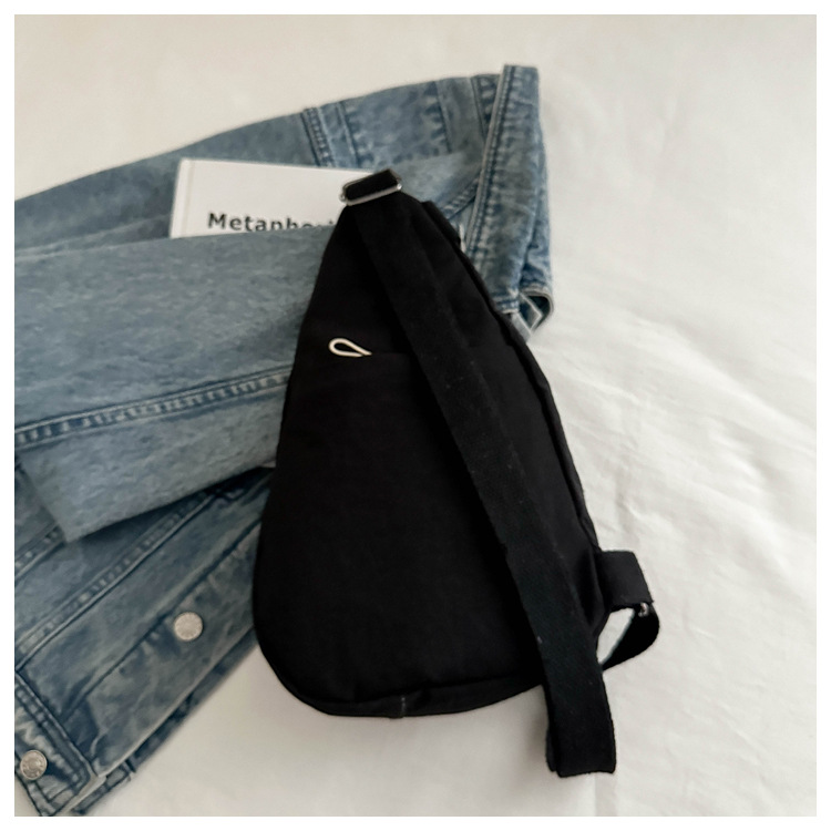 The new large-capacity, fashionable and versatile Korean casual chest bag for autumn and winter, as well as the simple travel canvas bag, are selling well among women undefined